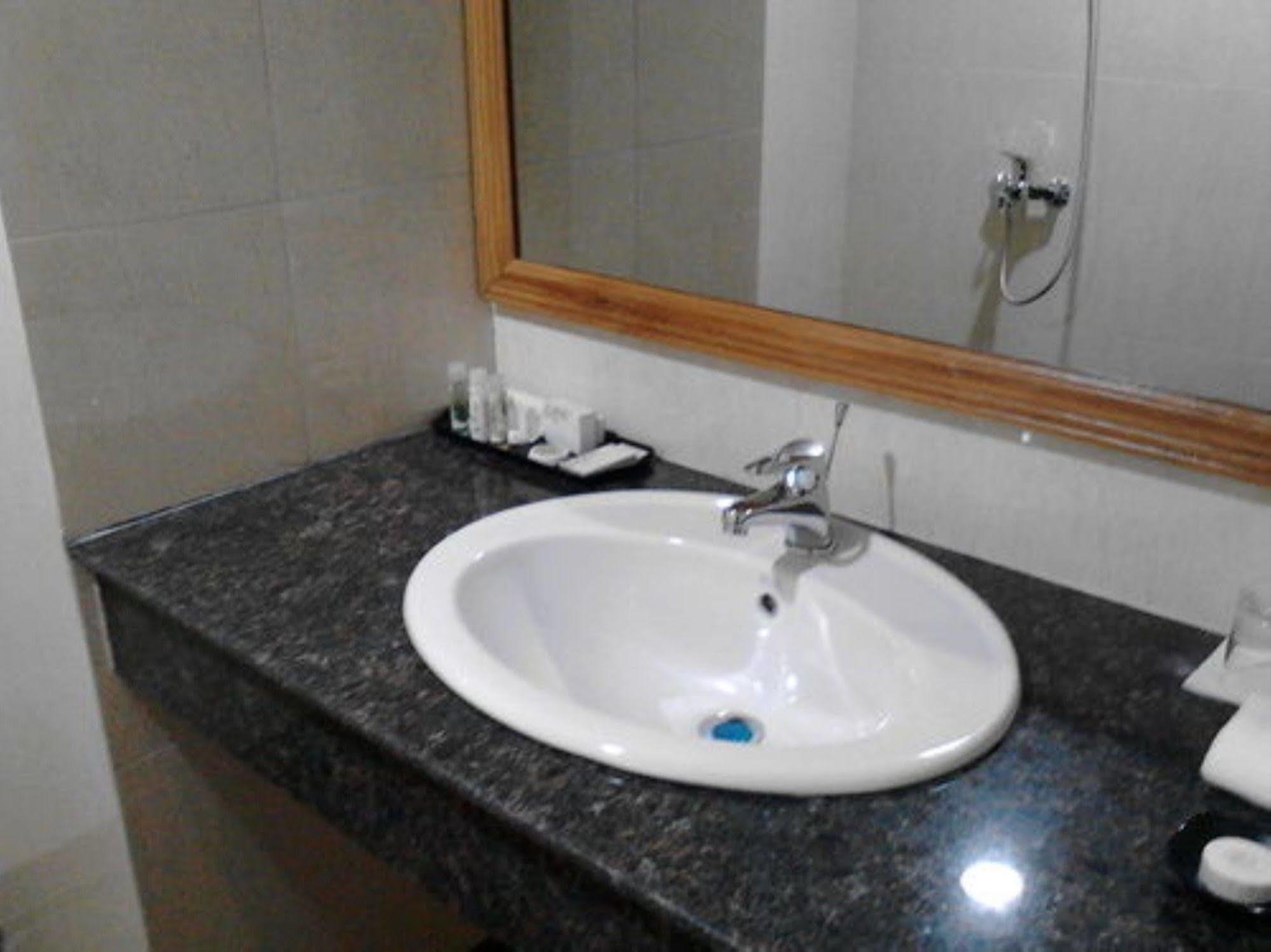 Silver Green Hotel Rangun Kültér fotó